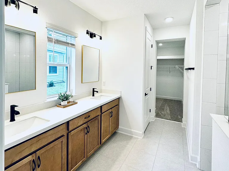 207 Chalet Ct — Photo 10