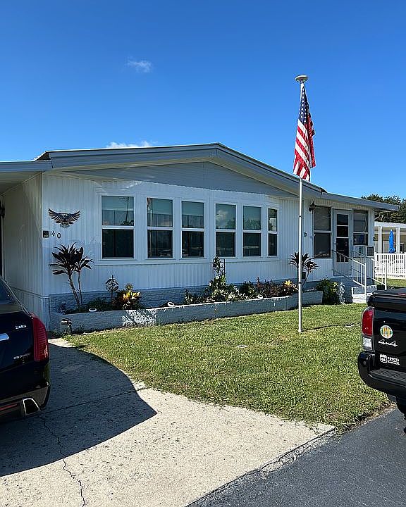 1st image of 40 Lake Charlotte Dr E