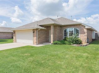 11633 SW 11th St, Yukon, OK 73099