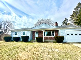 2 Barton Ln, Middletown, RI 02842