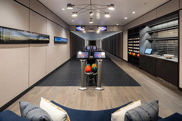 Rented by Extell Marketing Group LLC | media 71