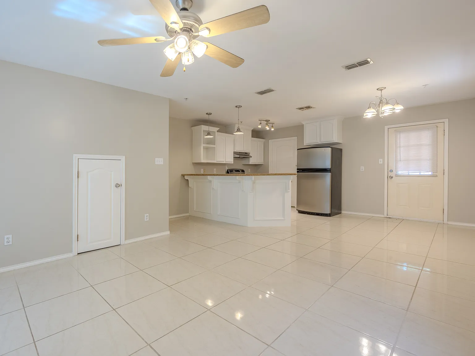 3 bed, 2.5 bath, 1365 sqft, $1,200 — Photo 2