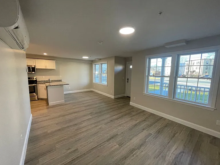 129 Kenoza Ave — Photo 6