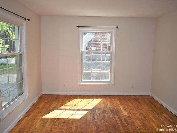 3rd image of 402 Outer Dr