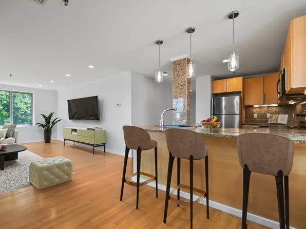 193 Oak St APT 302, Newton, MA 02464