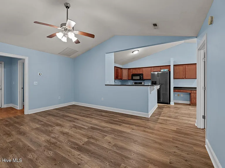 300 Hawks Bluff Dr — Photo 11