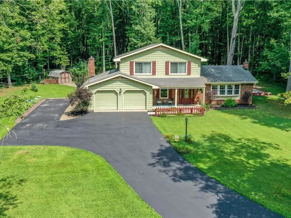 1238 Will O Wood Dr, Hubbard, OH 44425