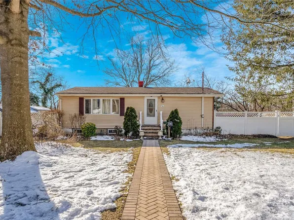 240 Oakland Avenue, Central Islip, NY 11722