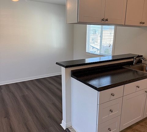 5th image of 702 Manhattan Ave APT D
