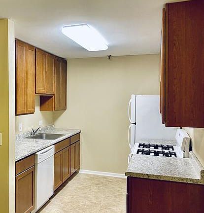 2nd image of 21W581 North Ave APT 16