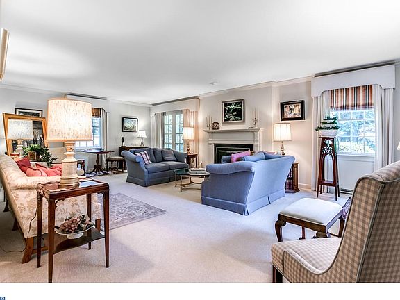 5th image of 501 Field Ln