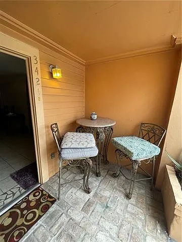 1 bed, 1.0 bath, 876 sqft, $1,300 — Photo 2
