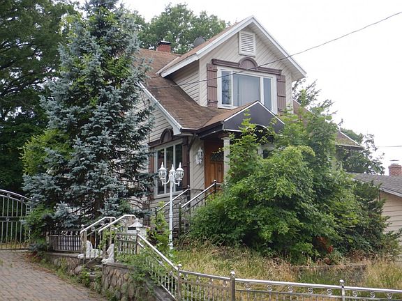 2nd image of 530 Hillcrest St