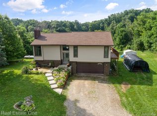 8410 Hitchcock Rd, White Lake, MI 48383