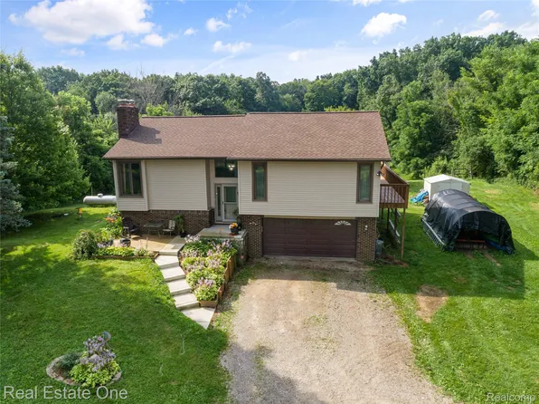 8410 Hitchcock Rd, White Lake, MI 48383
