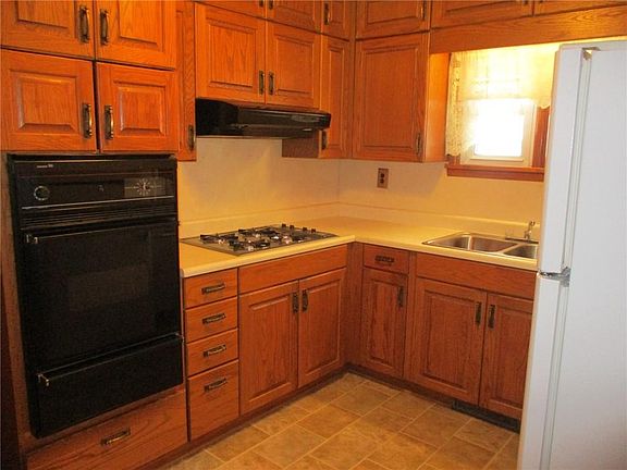 3rd image of 103 N Plum St