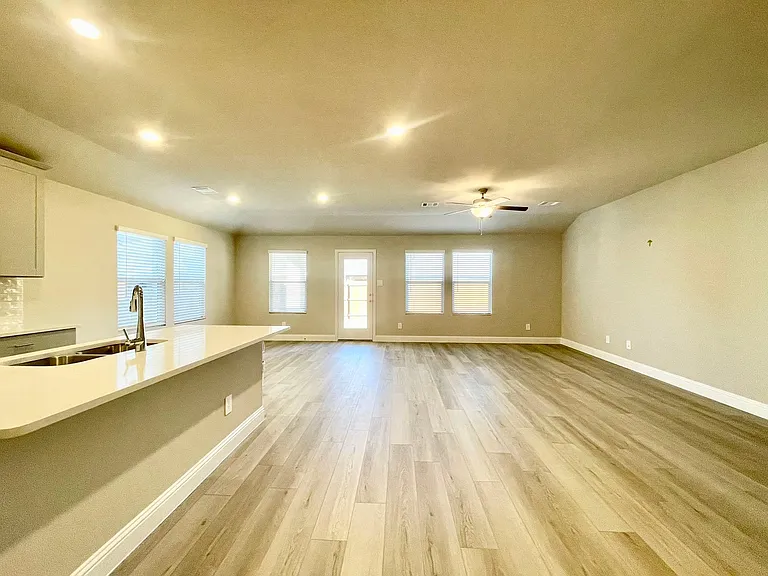 1203 Mahogany Dr — Photo 3