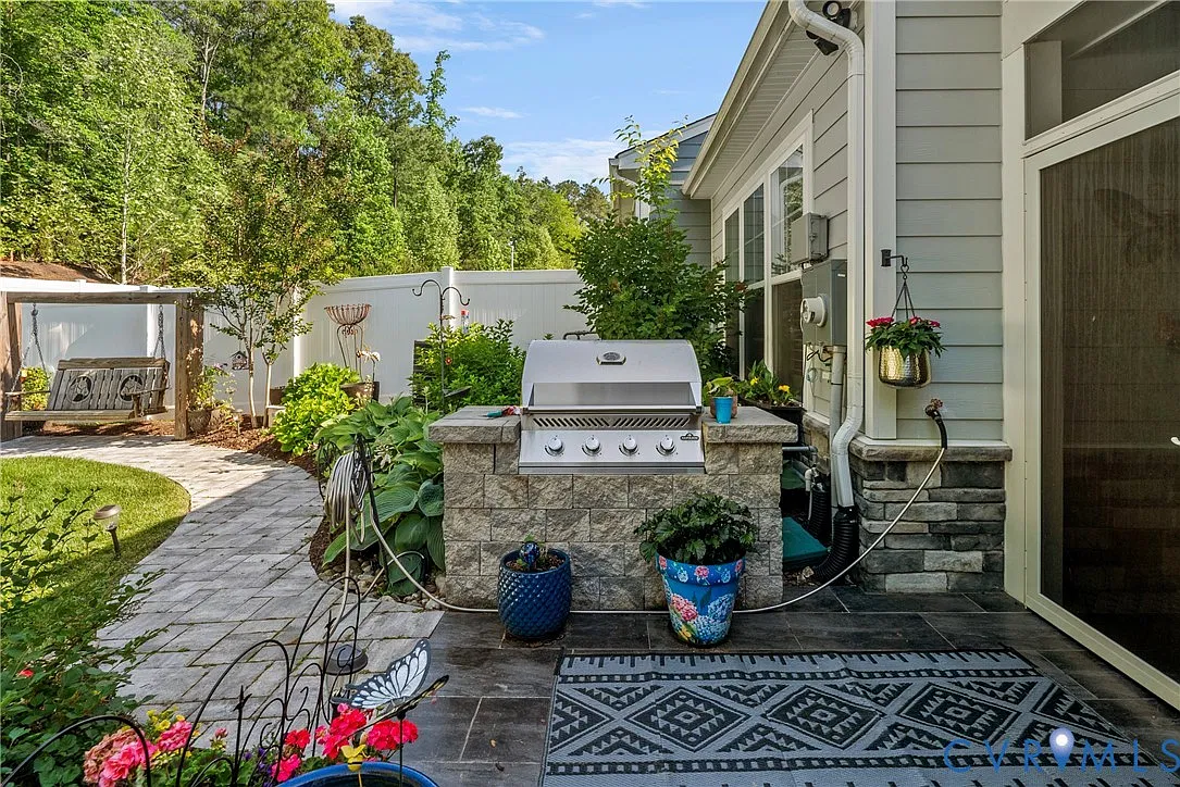 3 bed, 3.0 bath, 2335 sqft, $3,200 — Photo 3