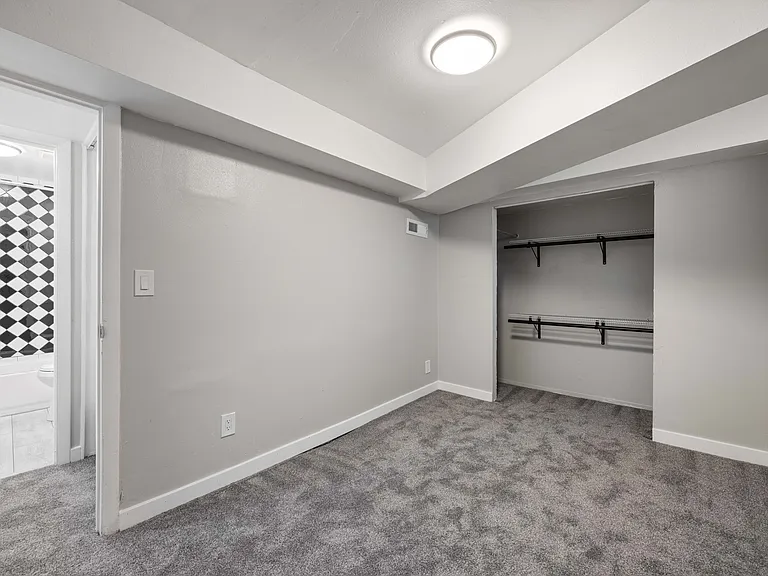Thomas Logan Apartments — Photo 21