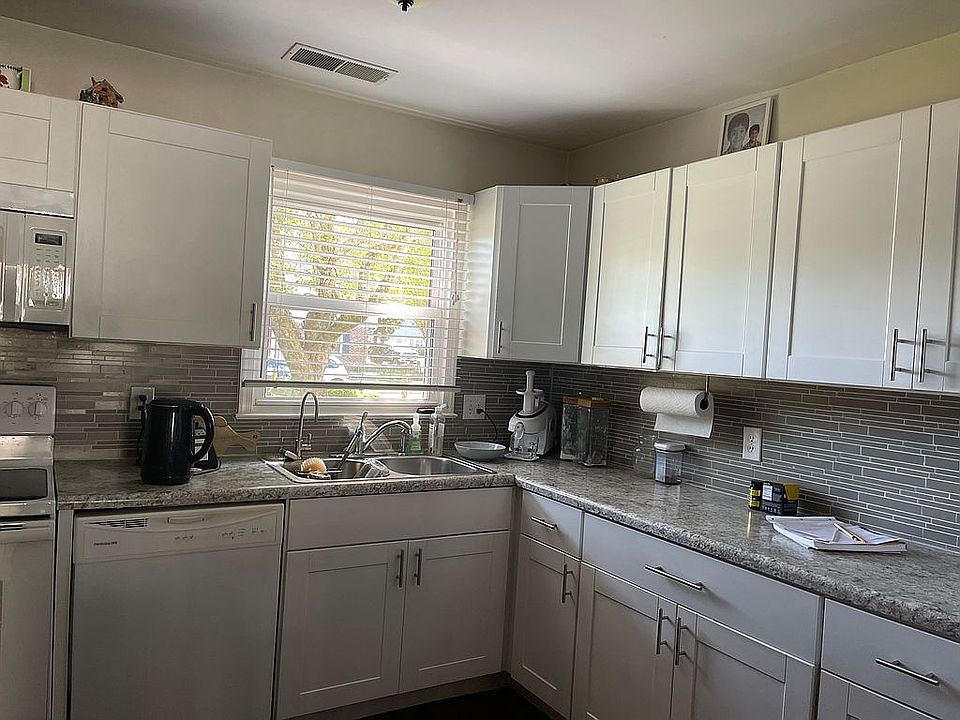 1st image of 833 Cambridge Dr