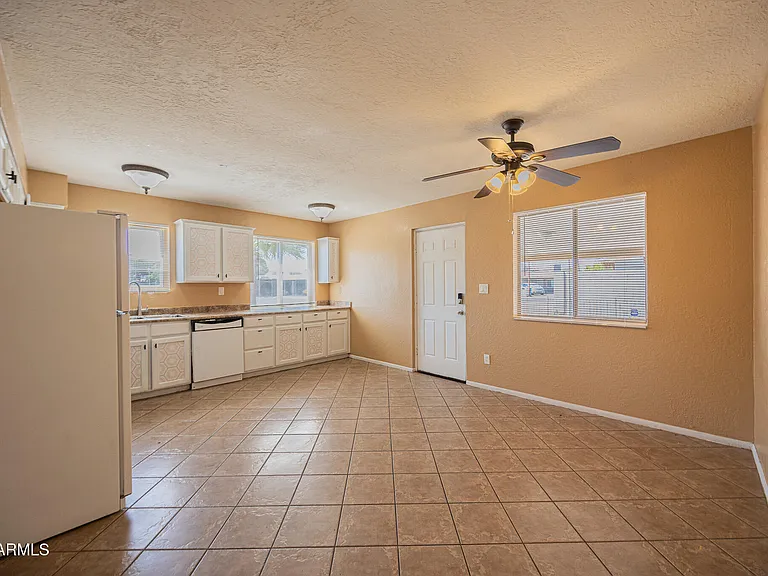 2130 W Cortez Ave — Photo 9