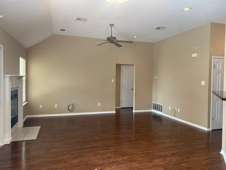 921 Westway Dr — Photo 2