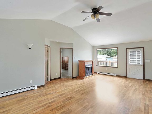 4th image of 10 Quintuck Ln