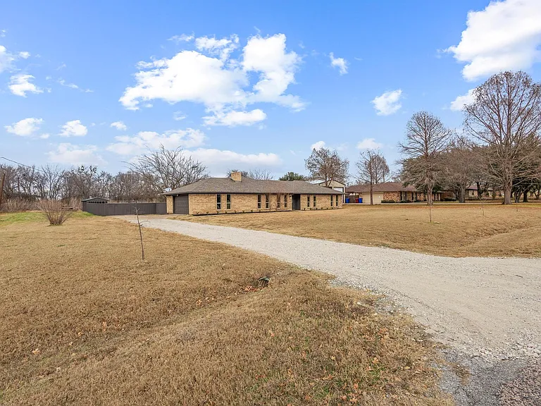 3327 Carriage Cir — Photo 3