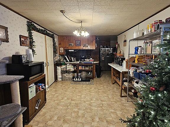 3rd image of 829 Oak Springs Rd