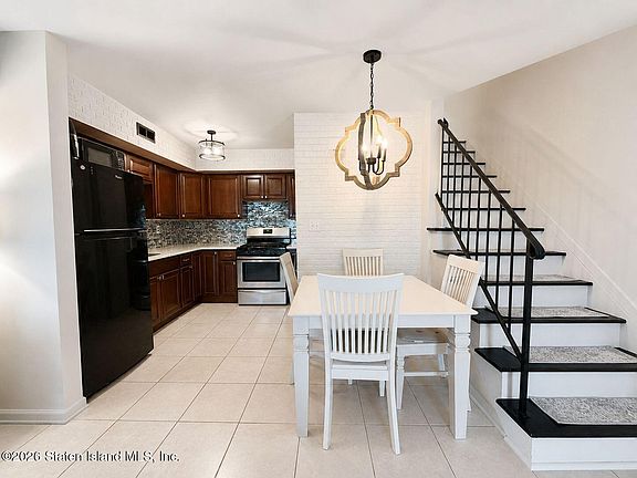5th image of 21 Wolkoff Ln