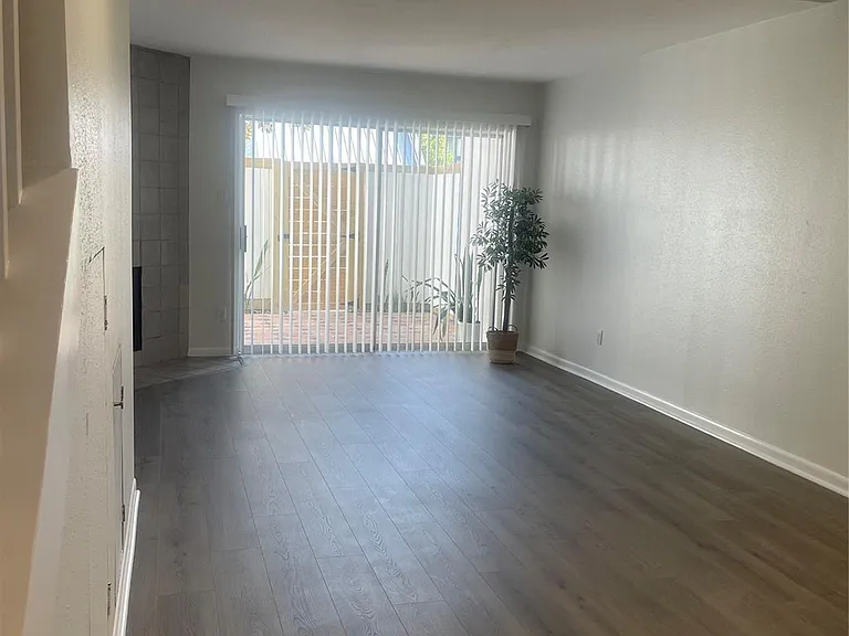5056 Glenmont Dr — Photo 4