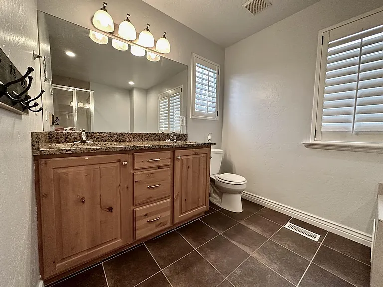 927 E Montana Vista Ln — Photo 18