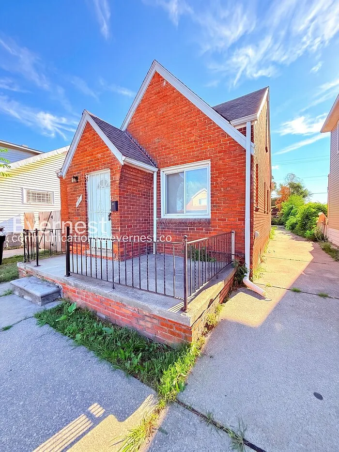 3 bed, 1.0 bath, 1059 sqft, $1,245 — Photo 2