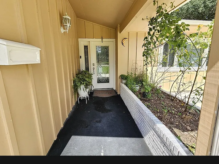 990 Evergreen Ln — Photo 2