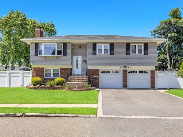 563 S 13th St, Lindenhurst, NY 11757