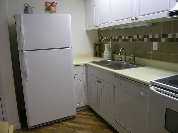 3rd image of 942 Guelbreth Ln APT 204