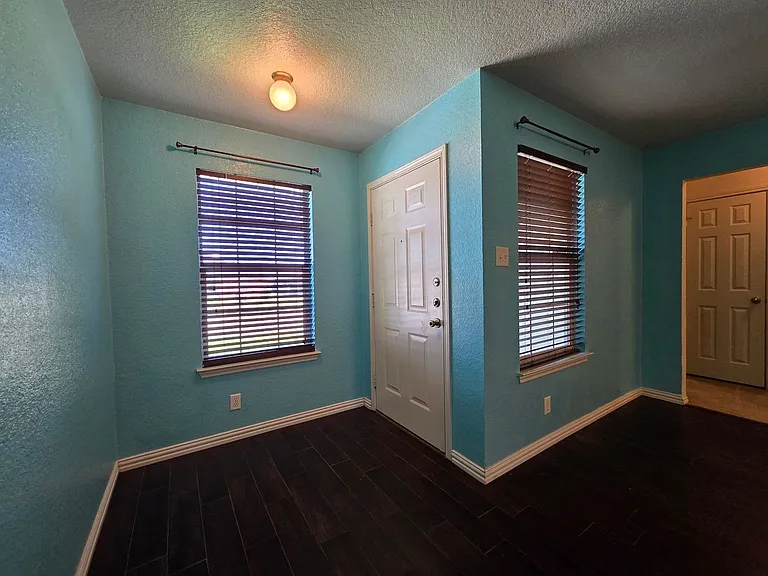 3802 Captain Dr — Photo 3