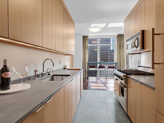 5th image of 207 E 57th St APT 25B