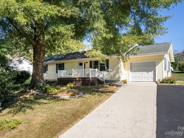 180 Plantation Dr, Hendersonville, NC 28792