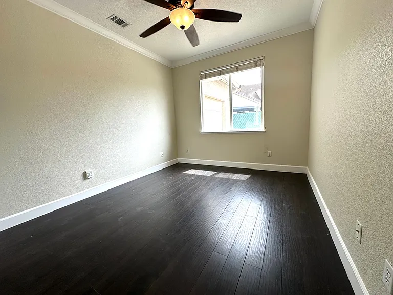 402 Albrecht St — Photo 18