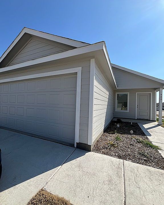 1st image of 900 Pear Cir