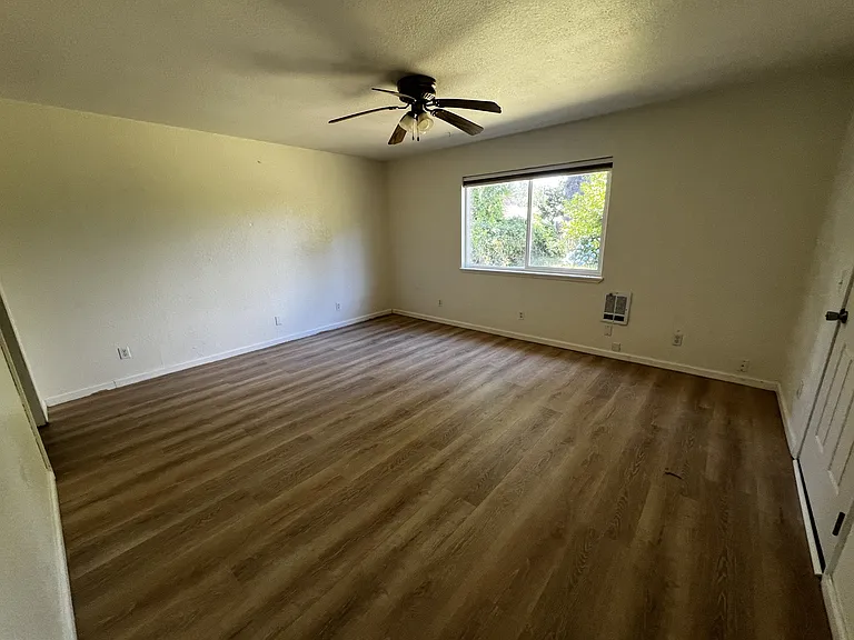 311 E Lauff Ave — Photo 3