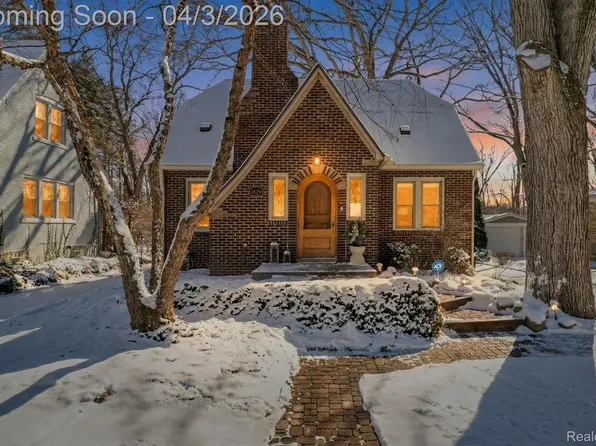 2179 Avondale St, Sylvan Lake, MI 48320