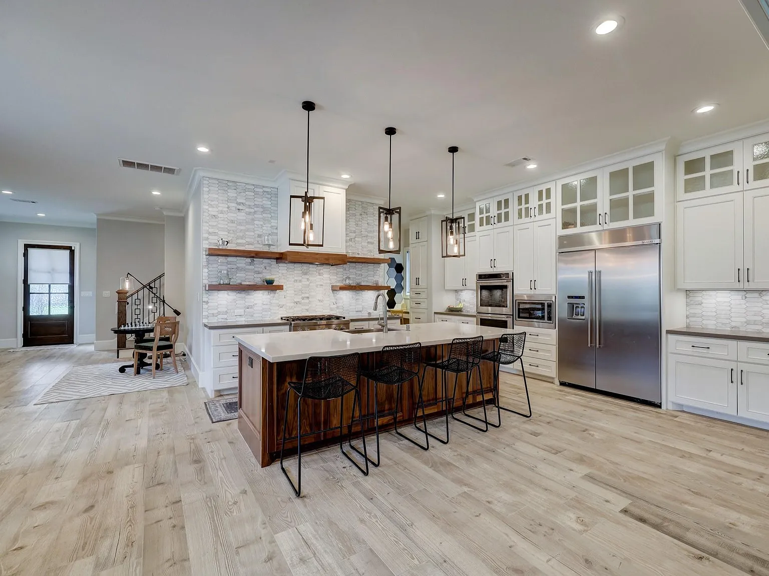 4 bed, 4.5 bath, 4343 sqft, $6,000 — Photo 2