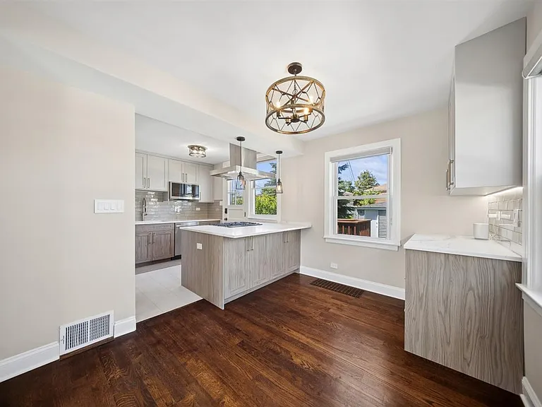 1798 Howard Ave — Photo 7