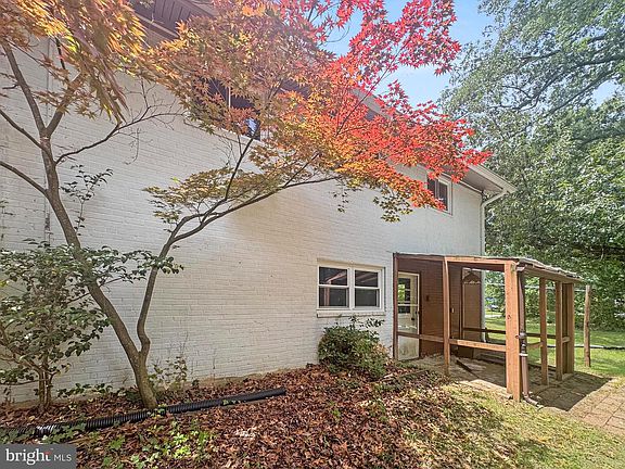 3rd image of 3905 Sulgrave Dr