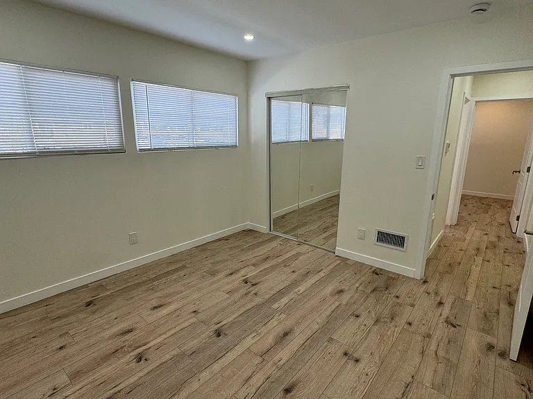 11689 Chandler Blvd — Photo 8