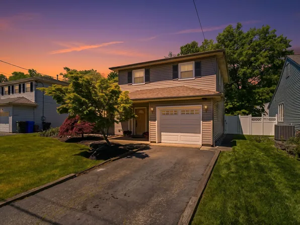 29 Hollywood Dr, Woodbridge, NJ 07095