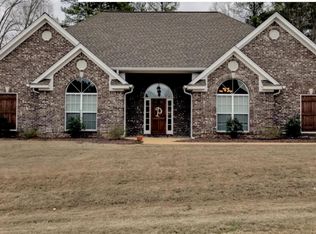1019 White Oak Ln, Starkville, MS 39759