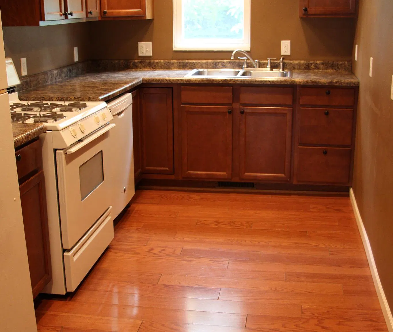 4 bed, 1280 sqft, $2,300 — Photo 3